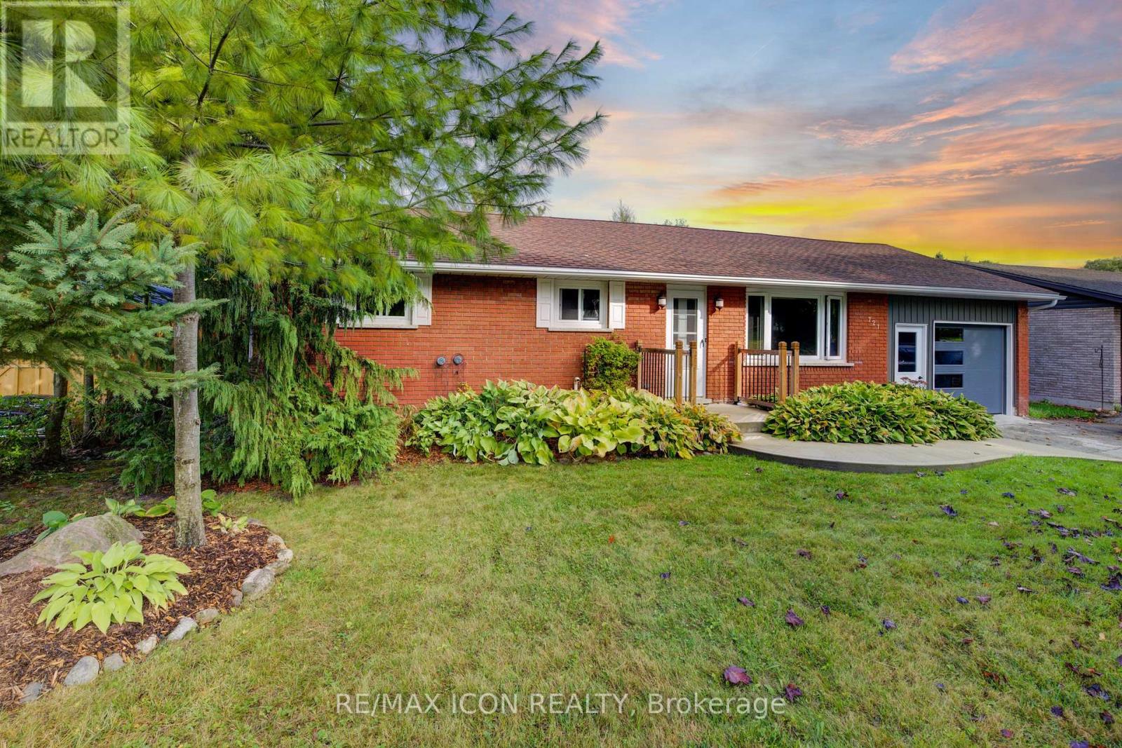 721 Waterloo Street, Wellington North (Mount Forest), Ontario  N0G 2L3 - Photo 3 - X12188944