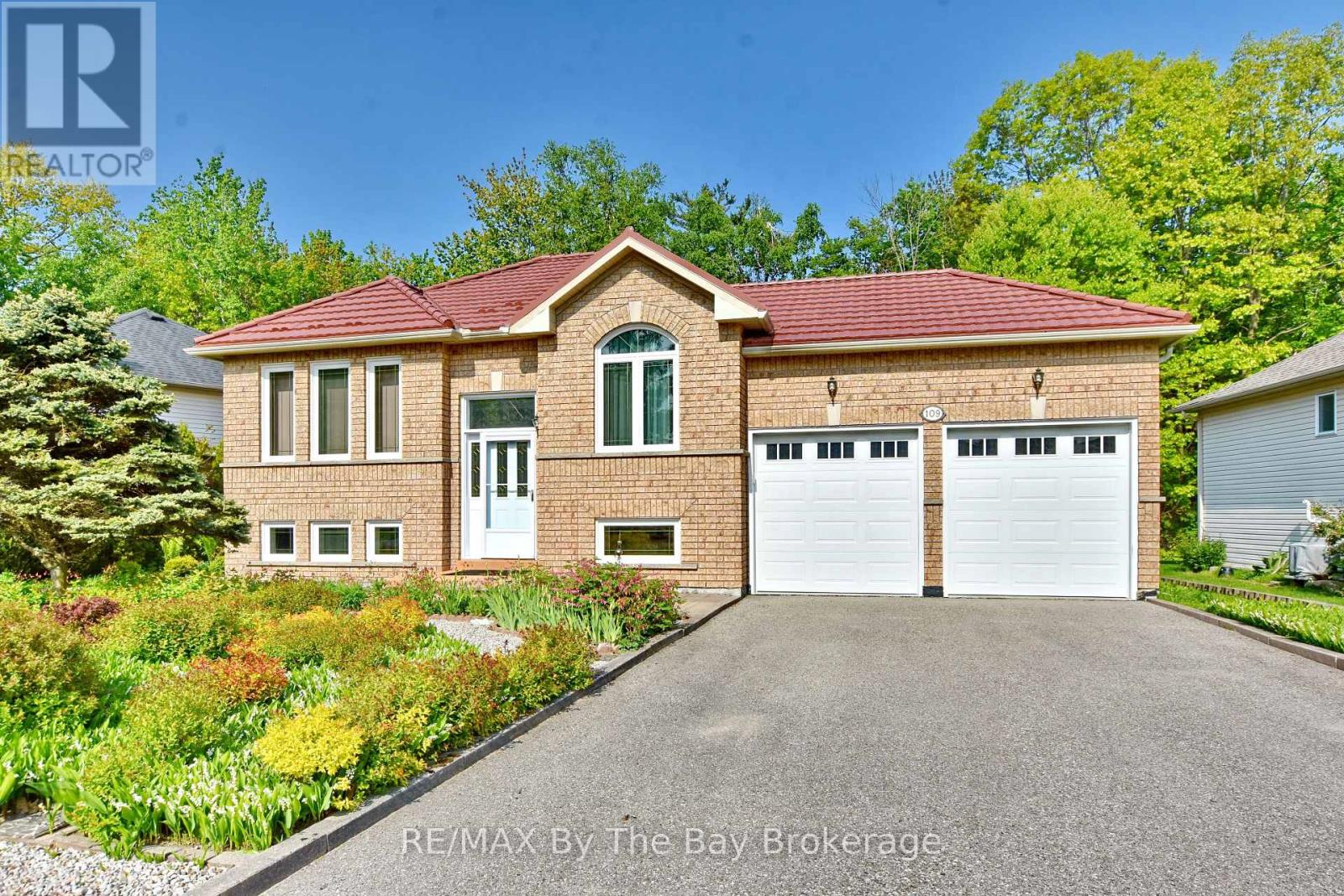 109 SILVER BIRCH AVENUE, Wasaga Beach, Ontario