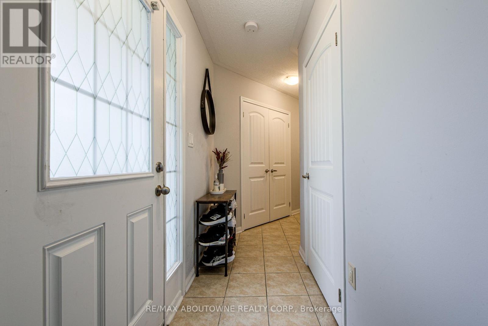911 Deverell Place, Milton, Ontario  L9T 0M2 - Photo 4 - W12189216