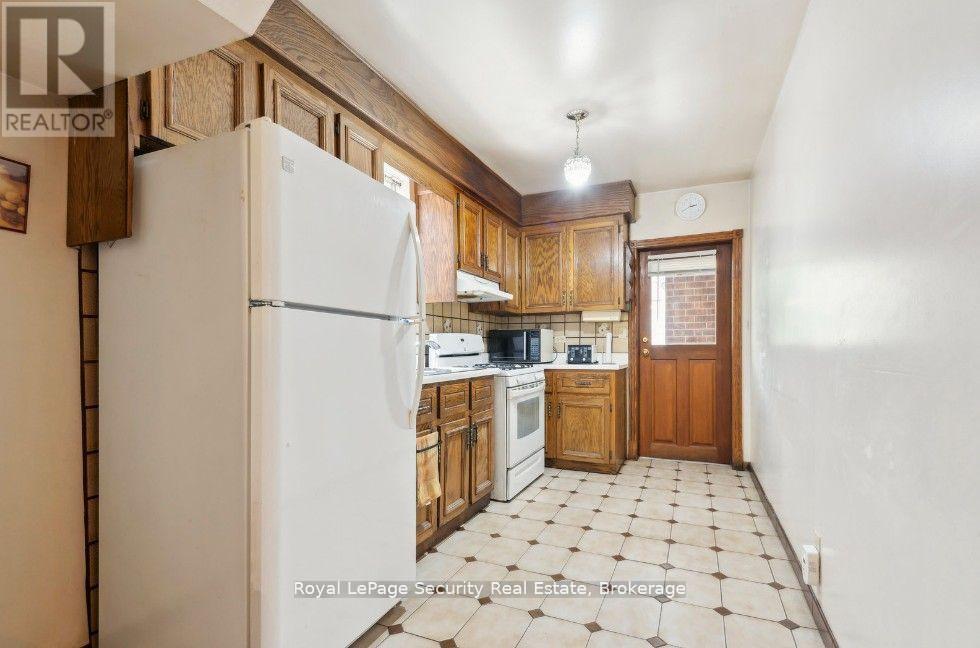 38 Fernbank Avenue, Toronto, Ontario  M6H 1W2 - Photo 19 - W12189234