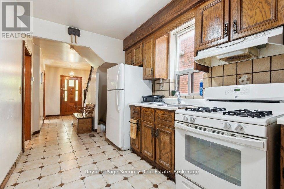 38 Fernbank Avenue, Toronto, Ontario  M6H 1W2 - Photo 21 - W12189234