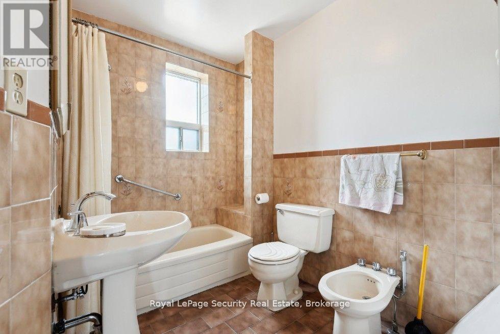 38 Fernbank Avenue, Toronto, Ontario  M6H 1W2 - Photo 32 - W12189234