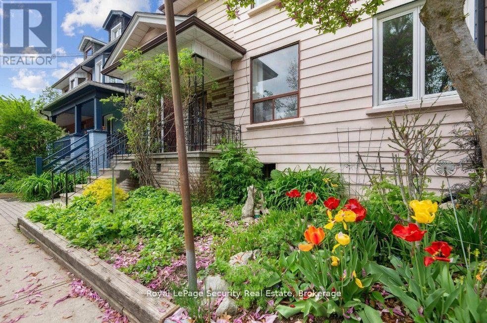 38 Fernbank Avenue, Toronto, Ontario  M6H 1W2 - Photo 6 - W12189234