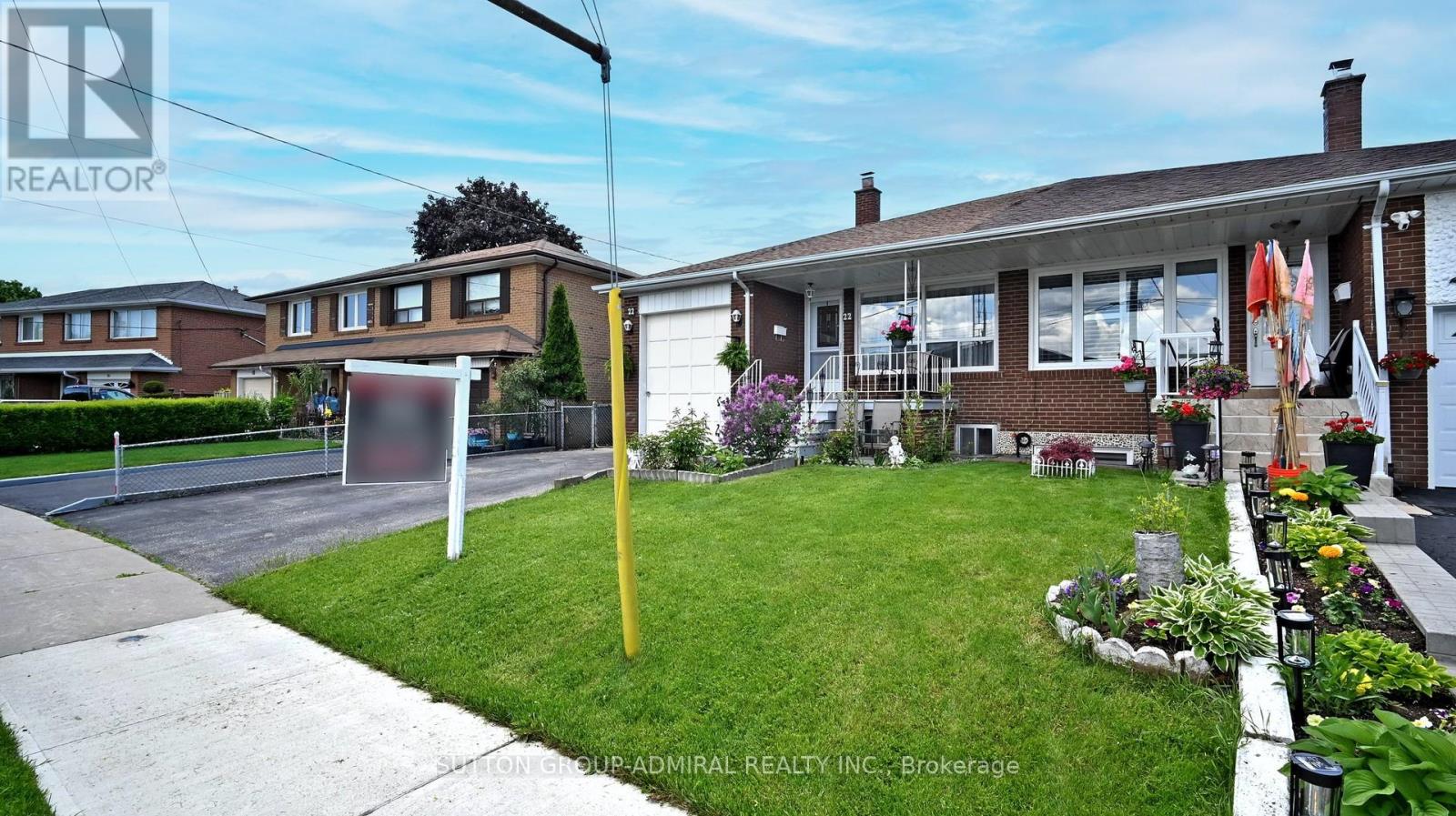 22 Peterson Drive, Toronto, Ontario  M9M 1X1 - Photo 3 - W12176374