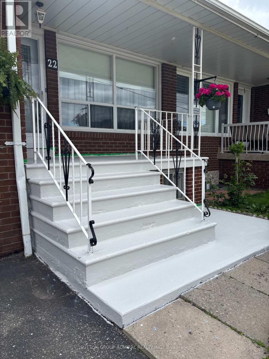 22 Peterson Drive, Toronto, Ontario  M9M 1X1 - Photo 2 - W12176374