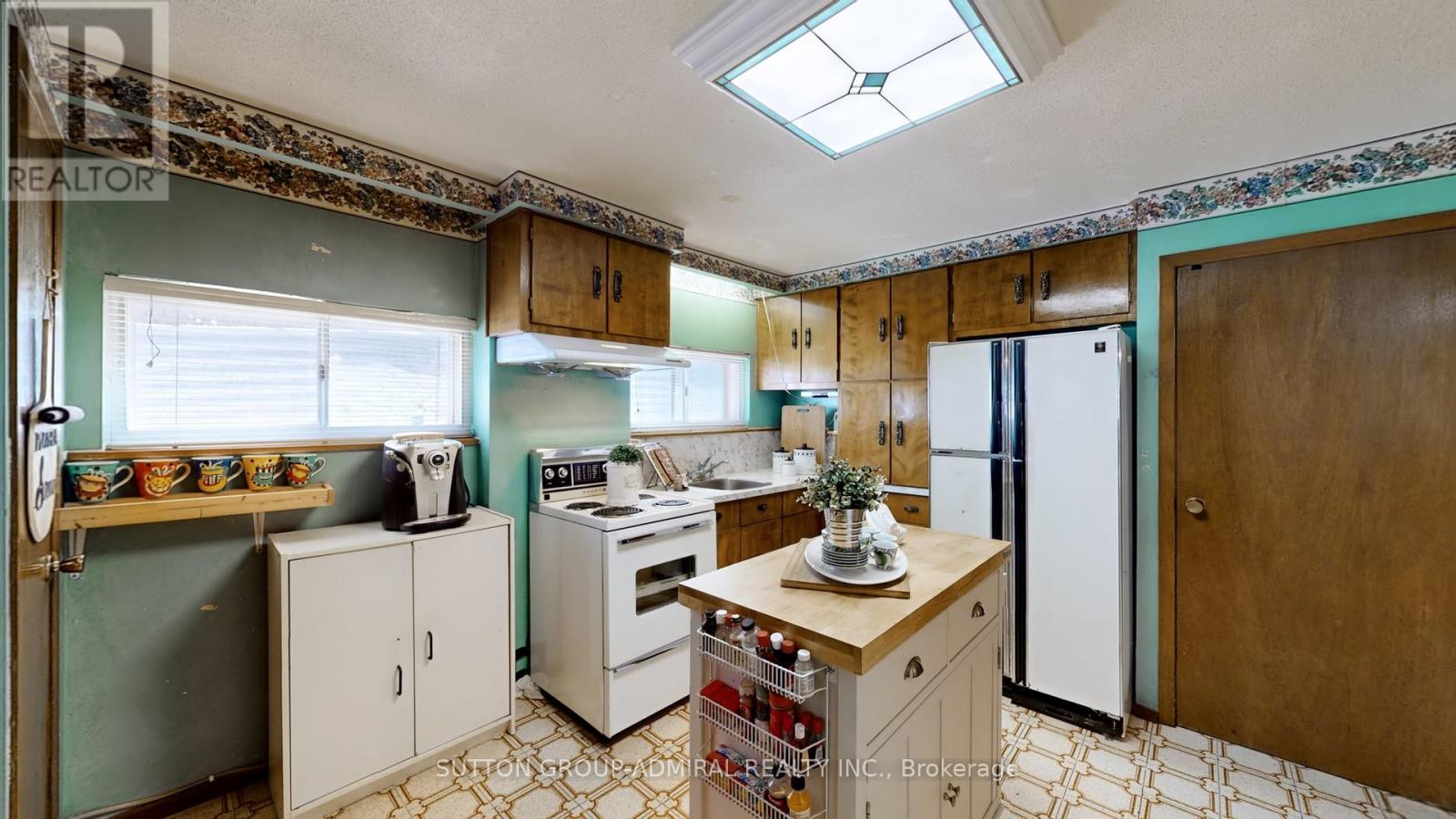 22 Peterson Drive, Toronto, Ontario  M9M 1X1 - Photo 32 - W12176374