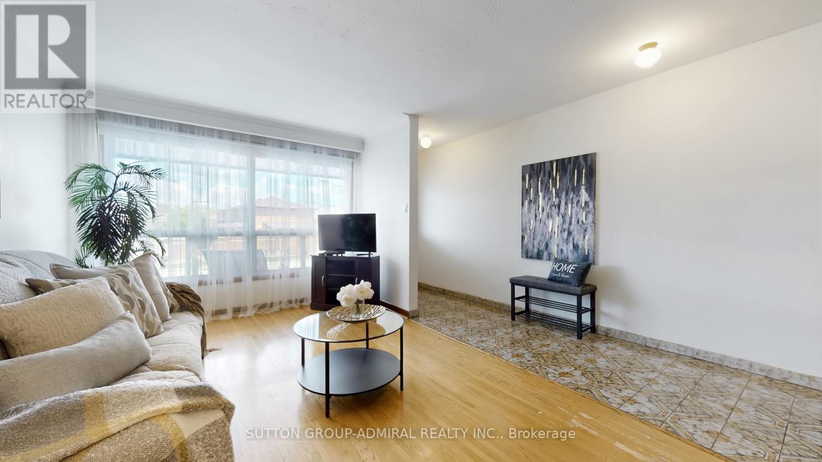 22 Peterson Drive, Toronto, Ontario  M9M 1X1 - Photo 5 - W12176374