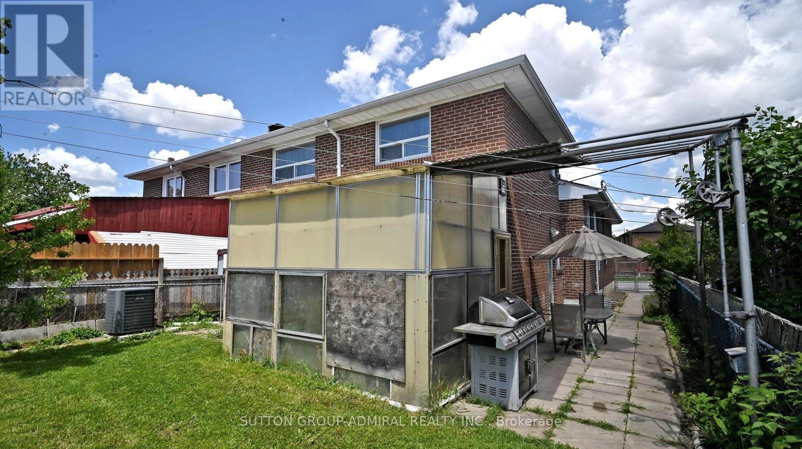 22 Peterson Drive, Toronto, Ontario  M9M 1X1 - Photo 35 - W12176374