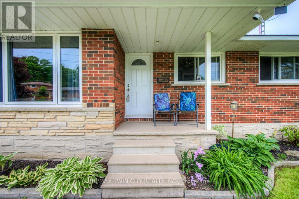 18 Renwick Avenue, Cambridge, Ontario  N3C 2T6 - Photo 2 - X12189134