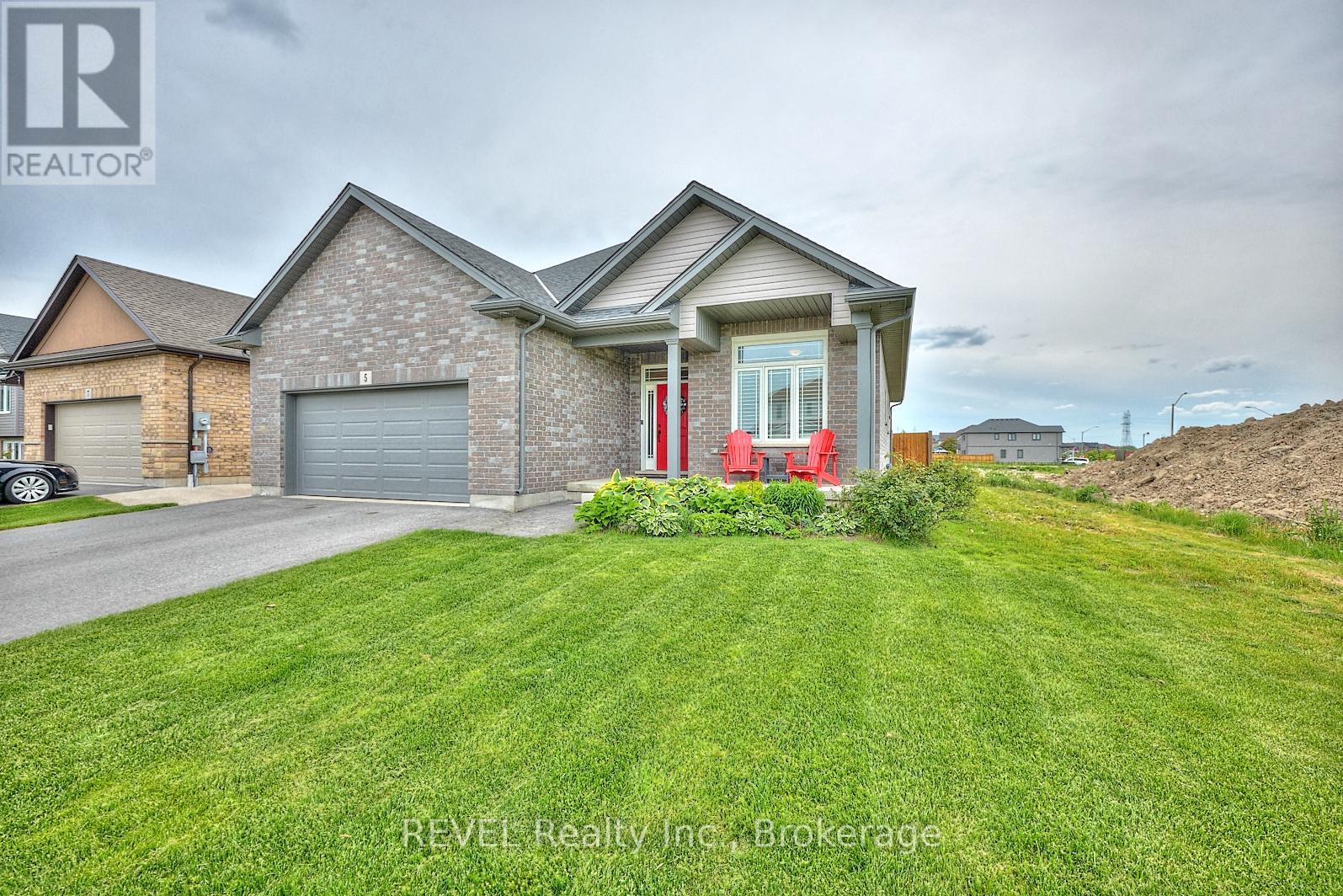 5 Cinnamon Street, Thorold (Rolling Meadows), Ontario  L2V 0H5 - Photo 2 - X12189157
