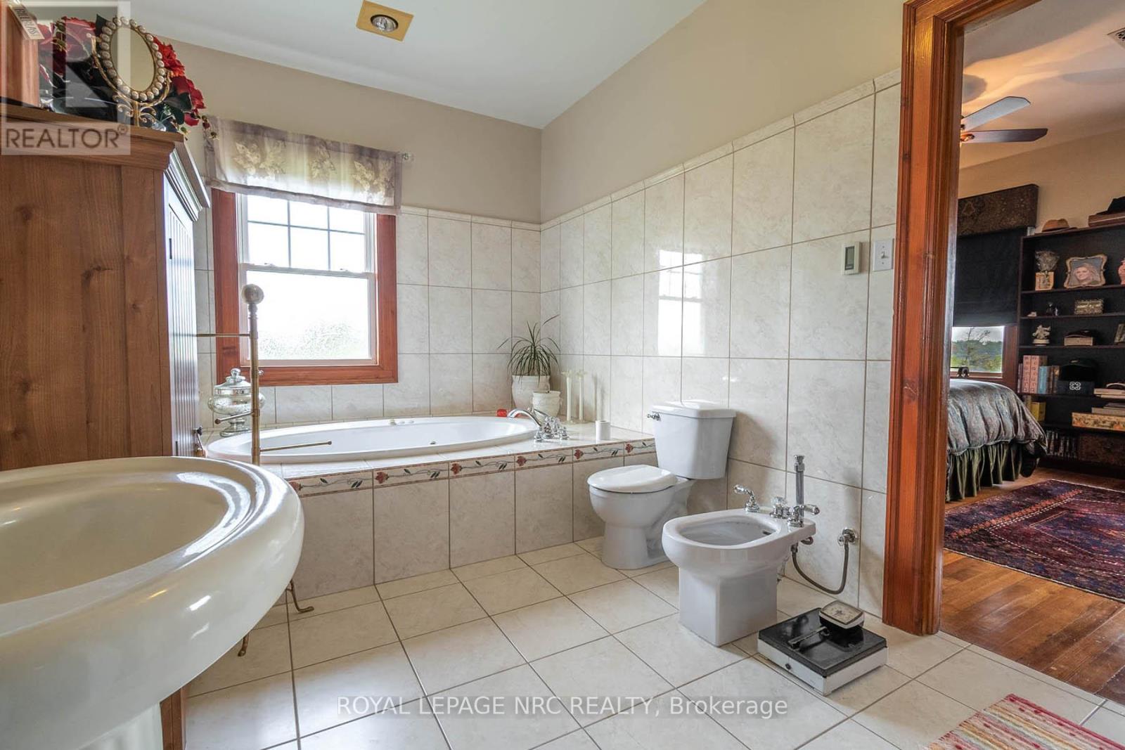 14902 Niagara River Parkway, Niagara-On-The-Lake, Ontario  L0S 1J0 - Photo 25 - X12189187