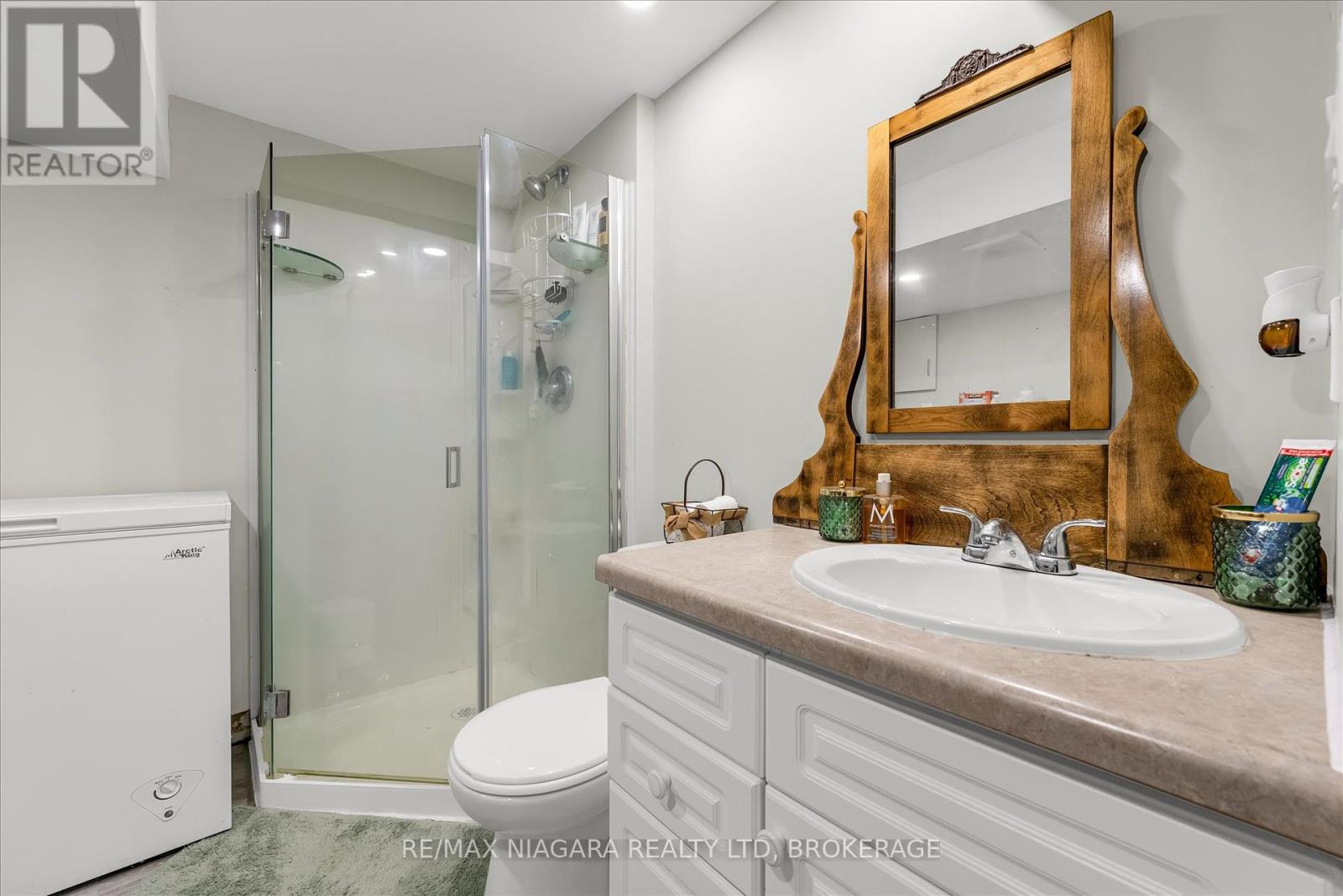 17 Lonsdale Avenue, St. Catharines, Ontario  L2P 1G8 - Photo 13 - X12189224