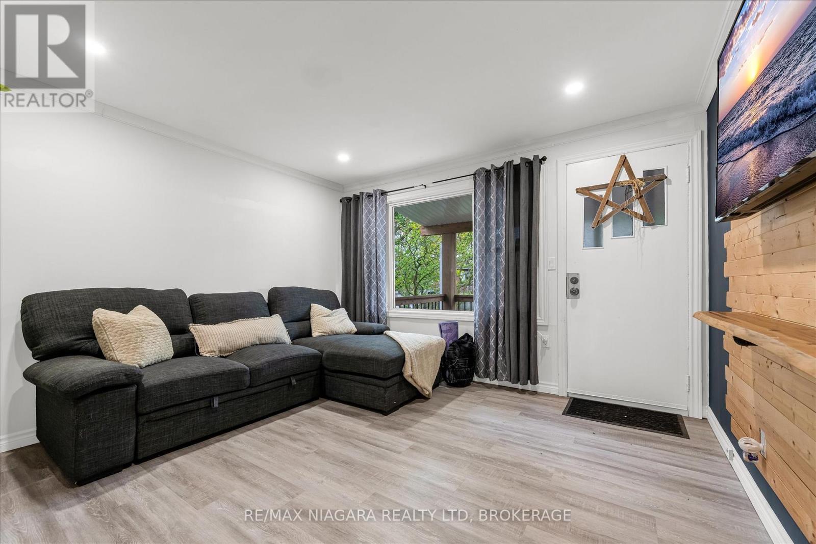 Property at 17 LONSDALE AVENUE image 5