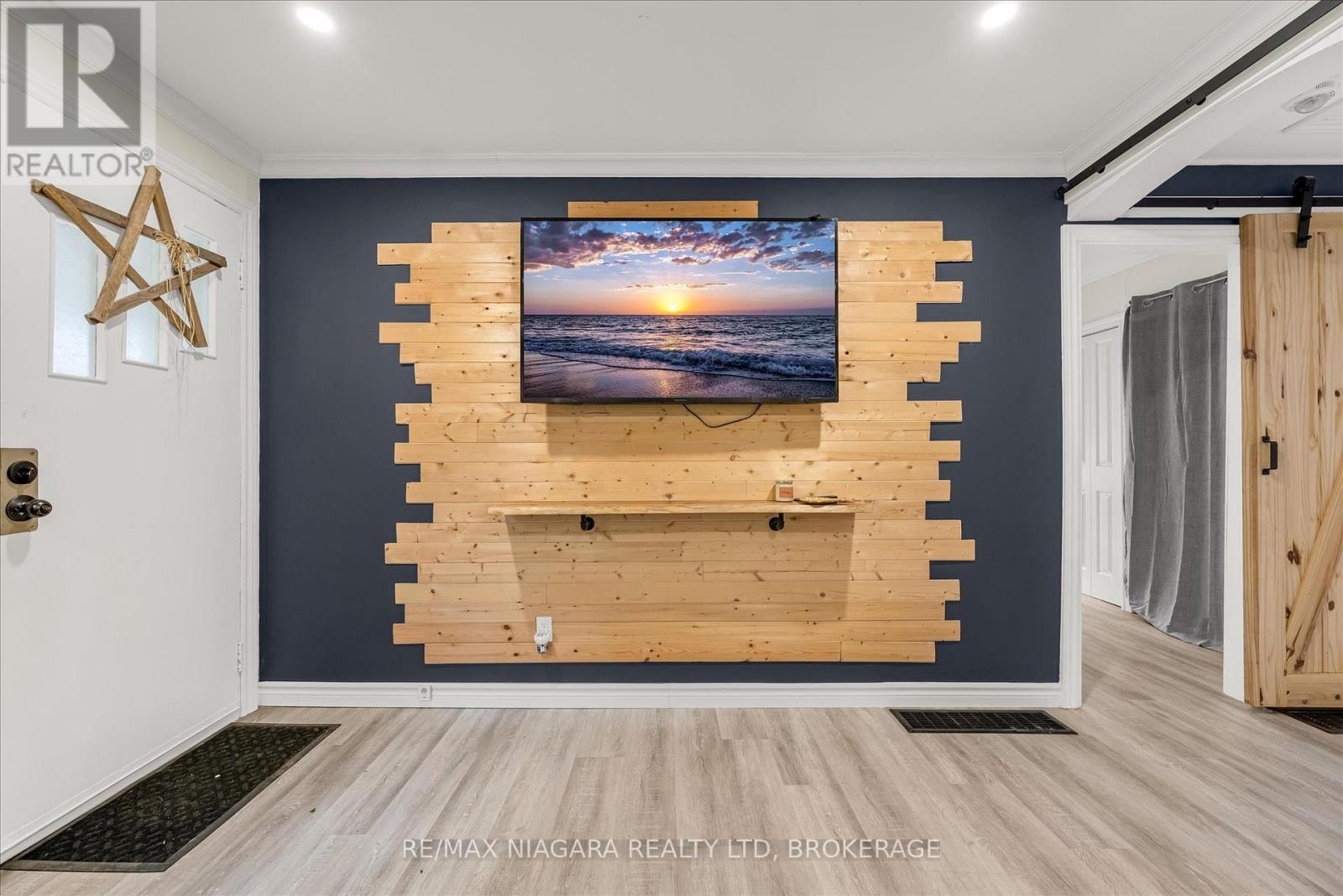 Property at 17 LONSDALE AVENUE image 4