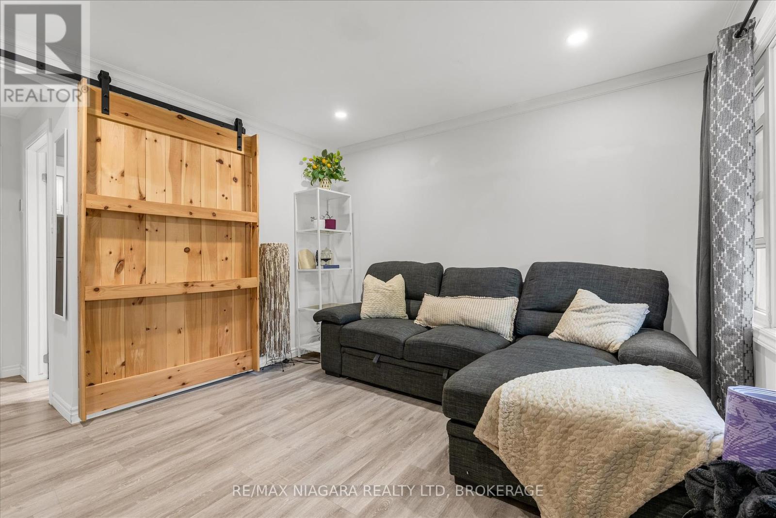Property at 17 LONSDALE AVENUE image 5