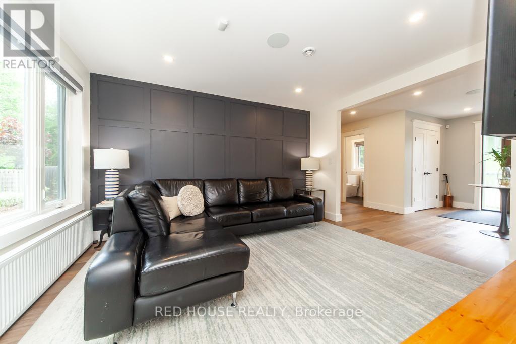 29 Pinewood Trail, Mississauga (Mineola), Ontario  L5G 2L2 - Photo 14 - W12188840