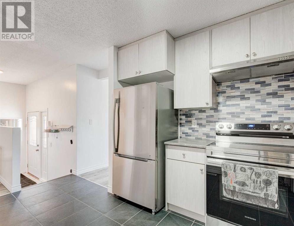 Property at 27 Rundlelawn Court NE image 5