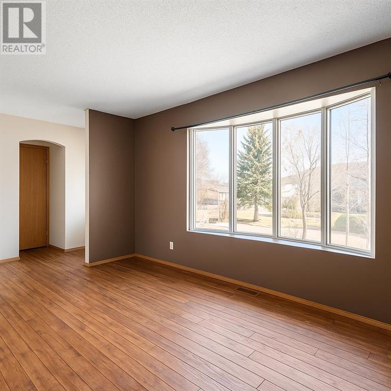 Property at 41 Alpine Crescent SE image 3