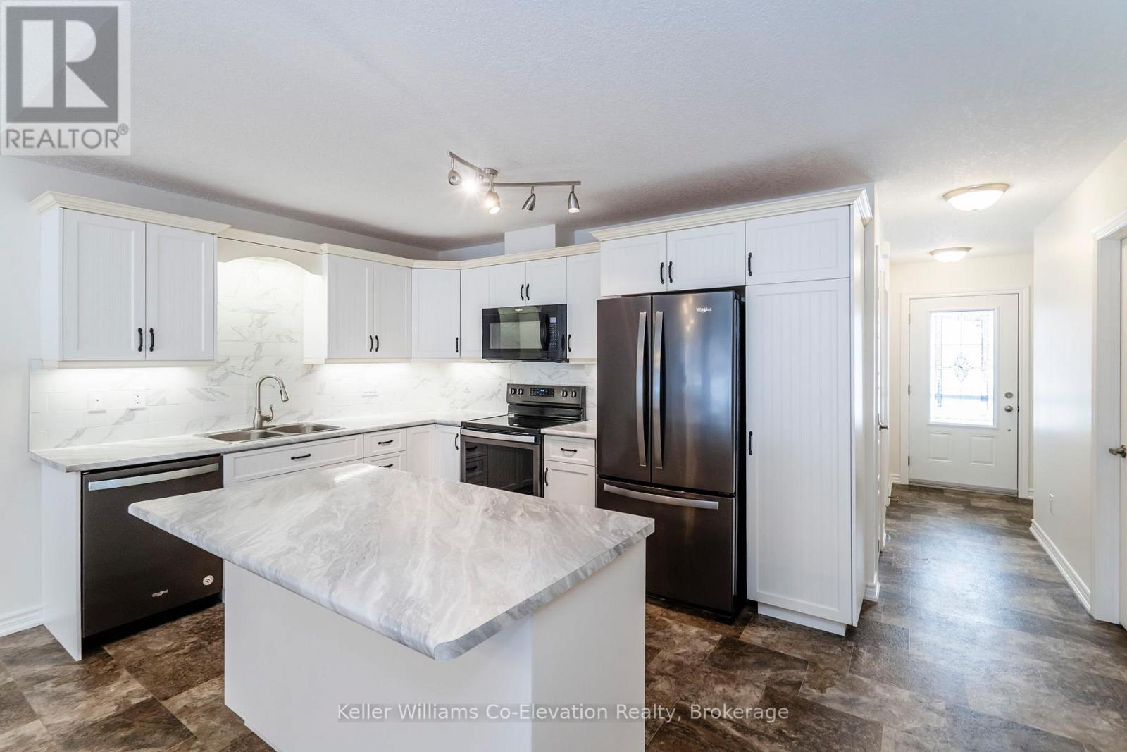 18 Durham Drive, Penetanguishene, Ontario  L9M 0A6 - Photo 4 - S12046122