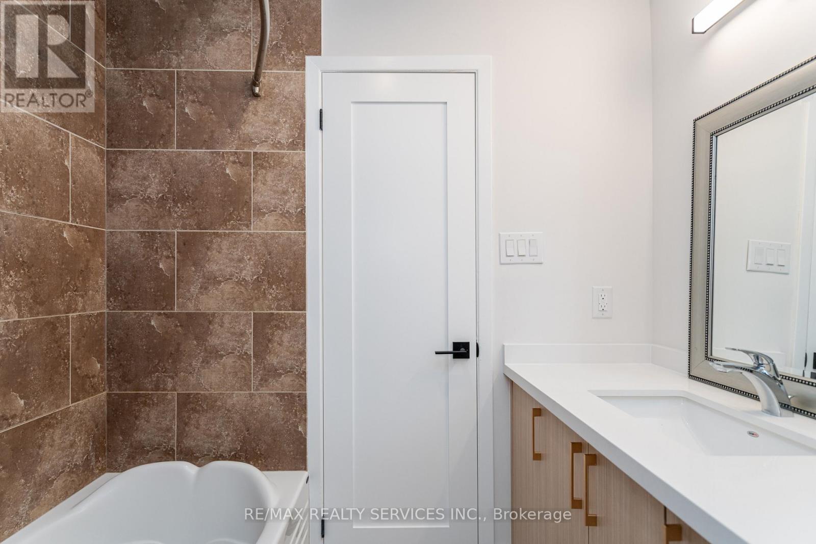 2296 Devon Road, Oakville (Fd Ford), Ontario  L6J 5R4 - Photo 22 - W12187569