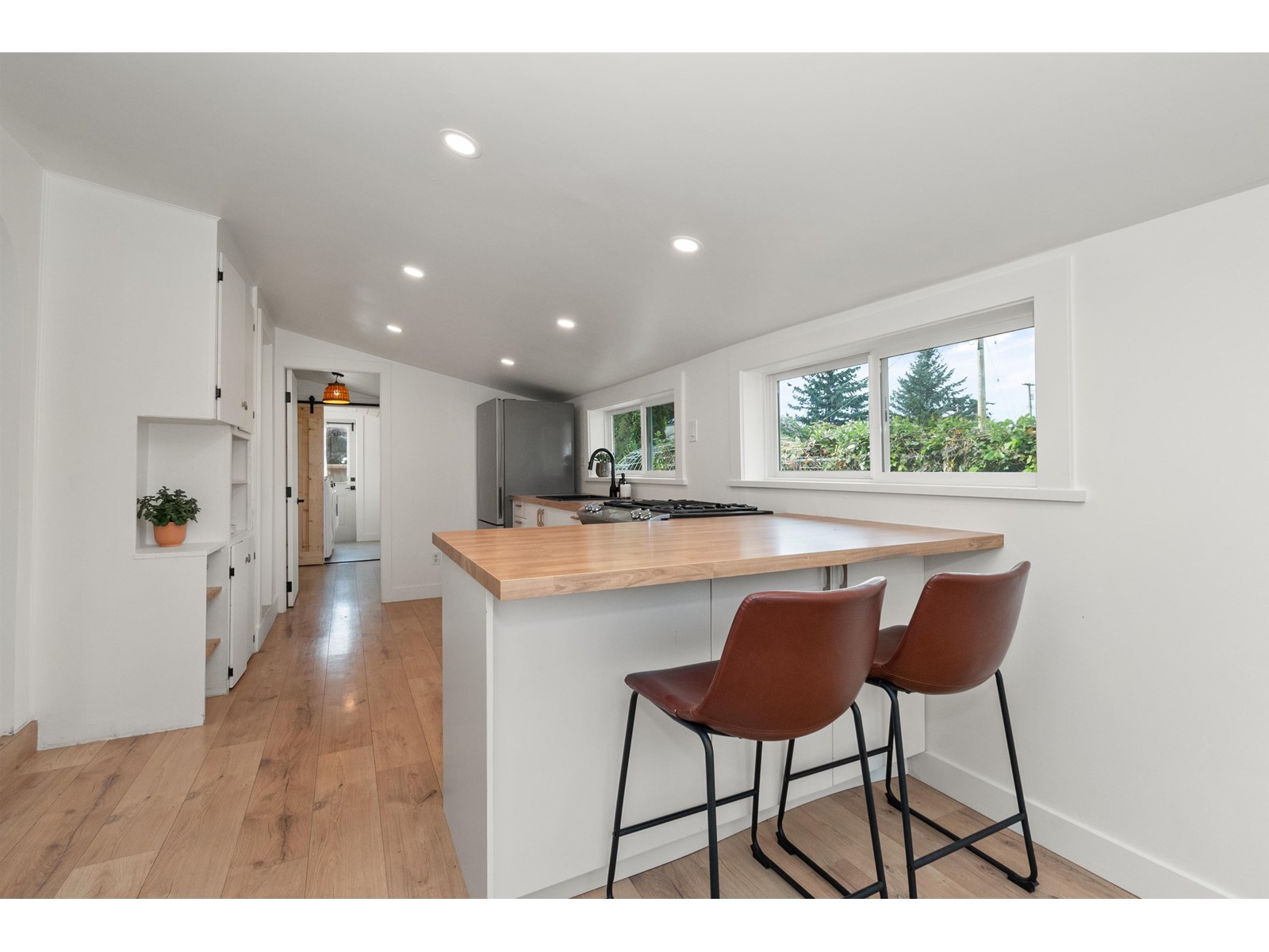 Property at 9857 MUNRO AVENUE image 3