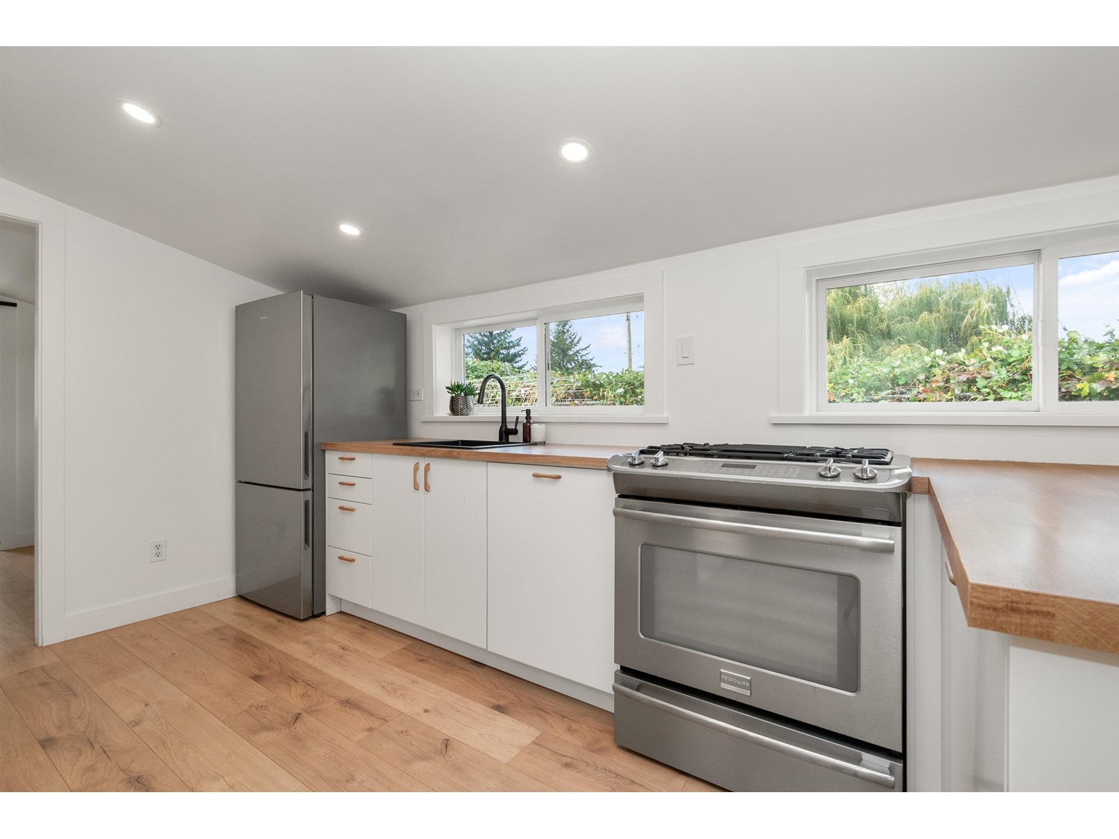 Property at 9857 MUNRO AVENUE image 4