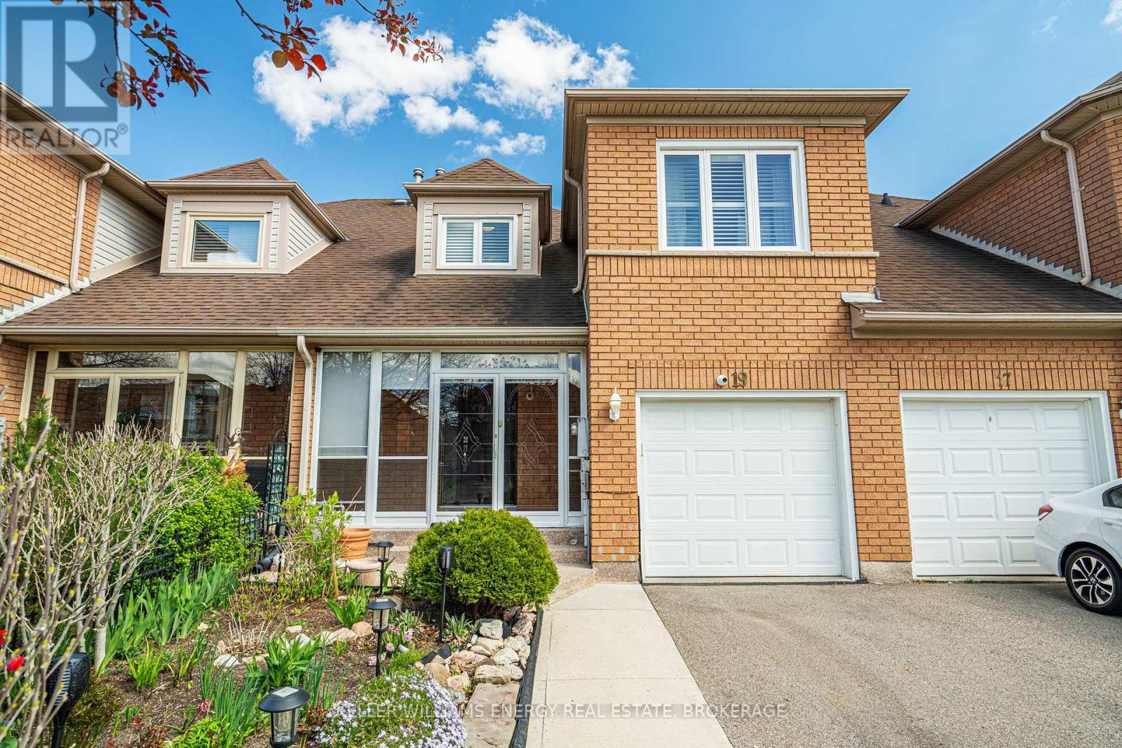 19 Woodstream Avenue, Brampton, Ontario L6R 1M7 - Photo 2 - W12189455