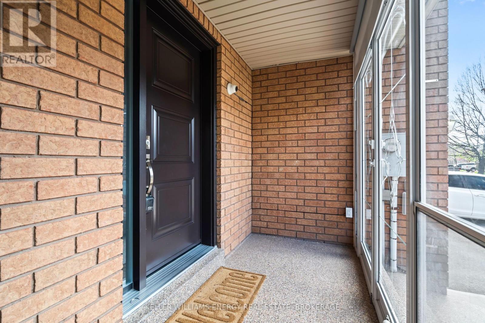 19 Woodstream Avenue, Brampton, Ontario L6R 1M7 - Photo 3 - W12189455