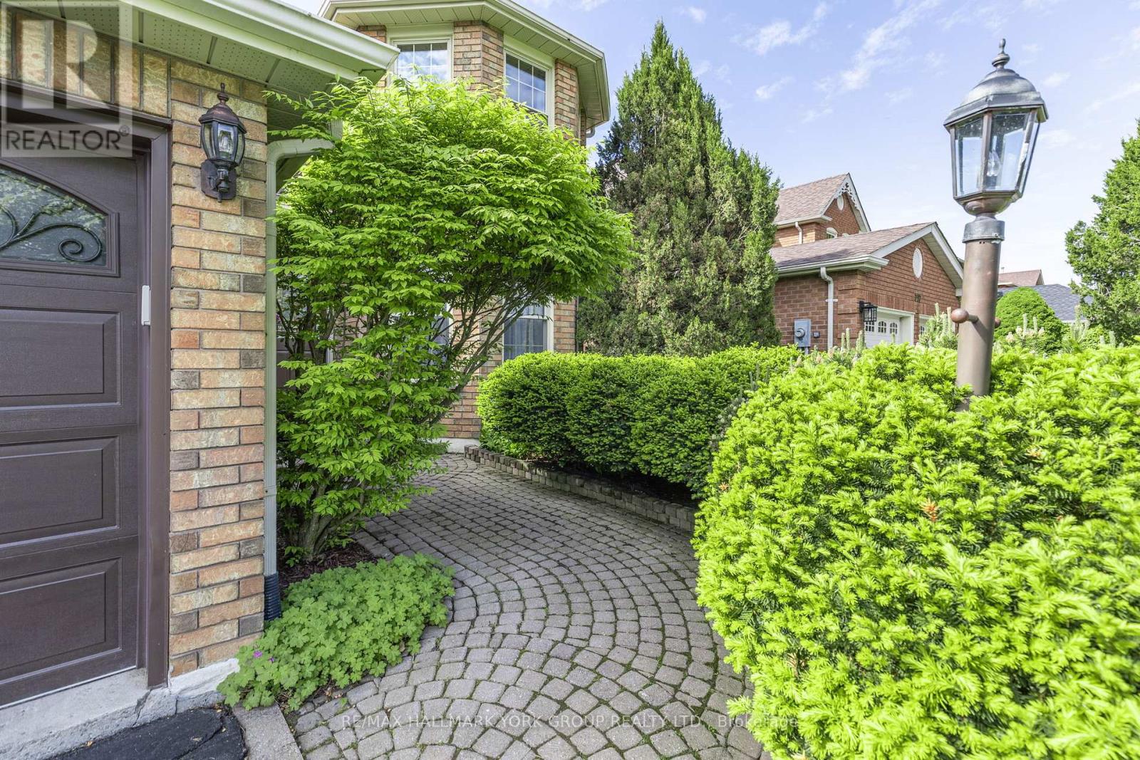 290 Alex Doner Drive, Newmarket, Ontario  L3X 1G6 - Photo 3 - N12189183