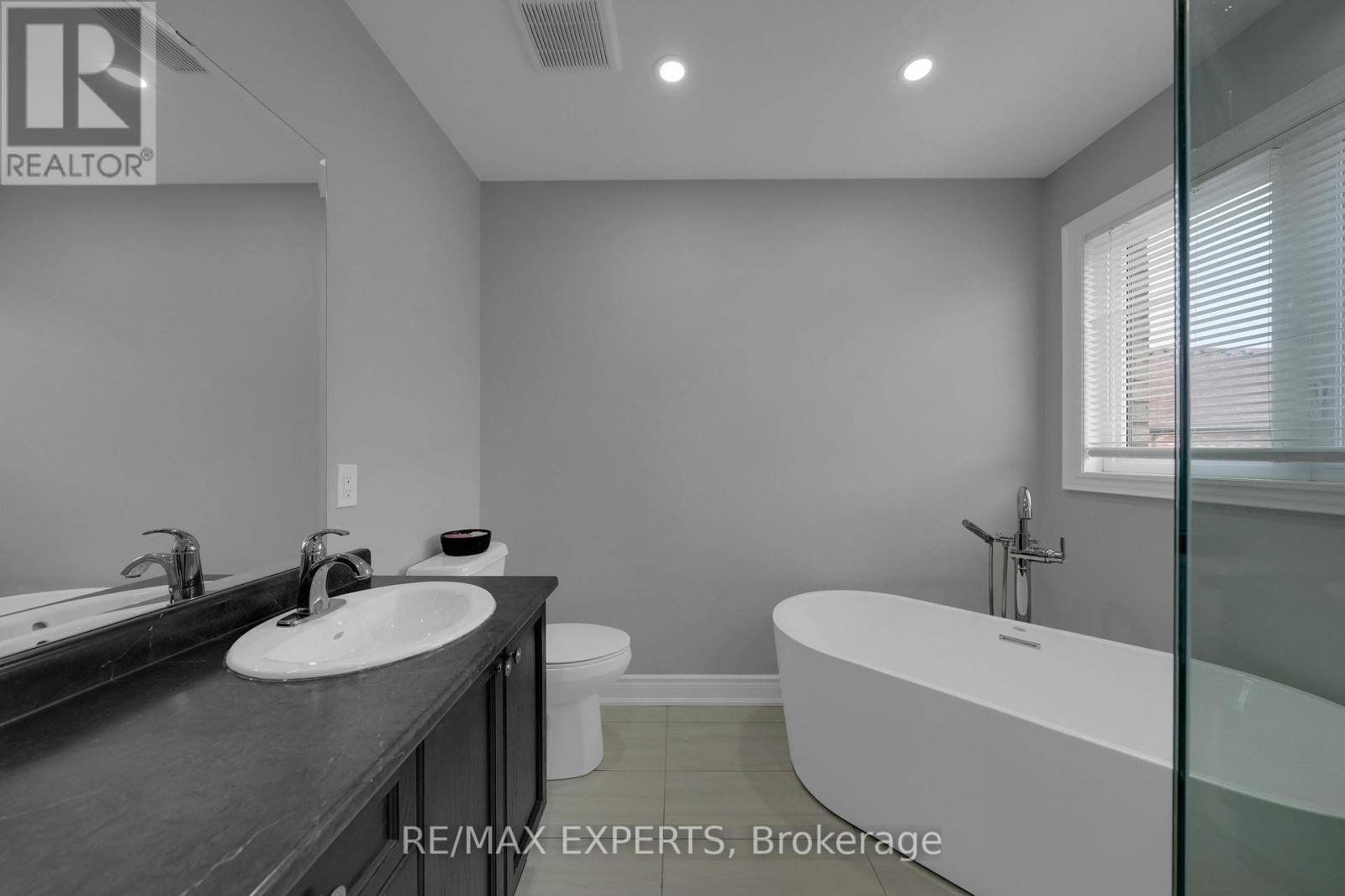 86 Holt Drive, New Tecumseth, Ontario  L9R 0R2 - Photo 24 - N12189347