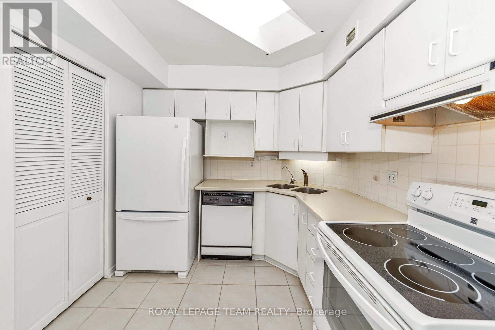 404c - 997 North River Road, Ottawa, Ontario  K1K 3V5 - Photo 4 - X12189387