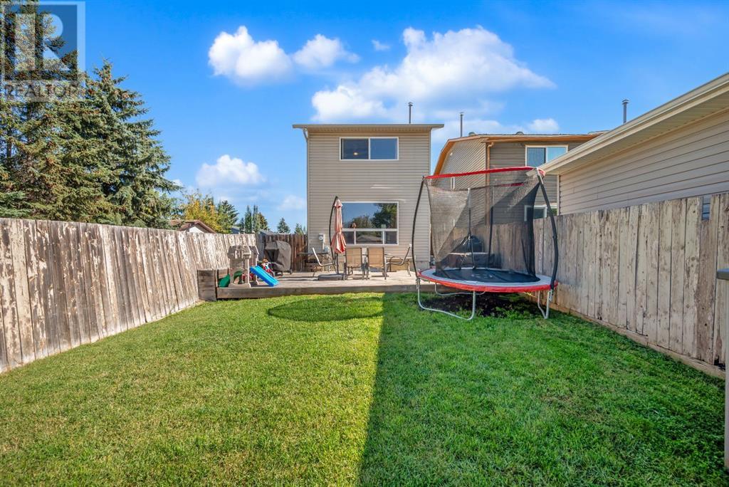 Property at 9 Mckenna Crescent SE image 4