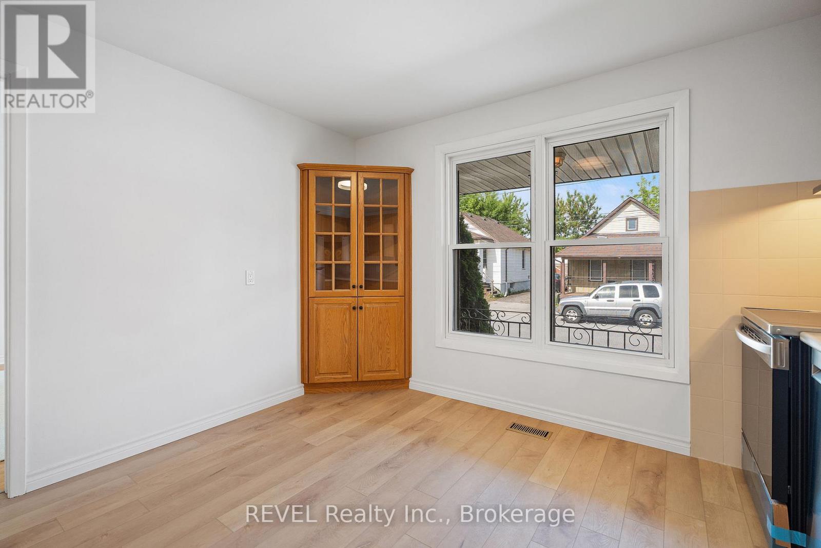 62 St. George Street, St. Catharines, Ontario  L2M 5P6 - Photo 5 - X12183538
