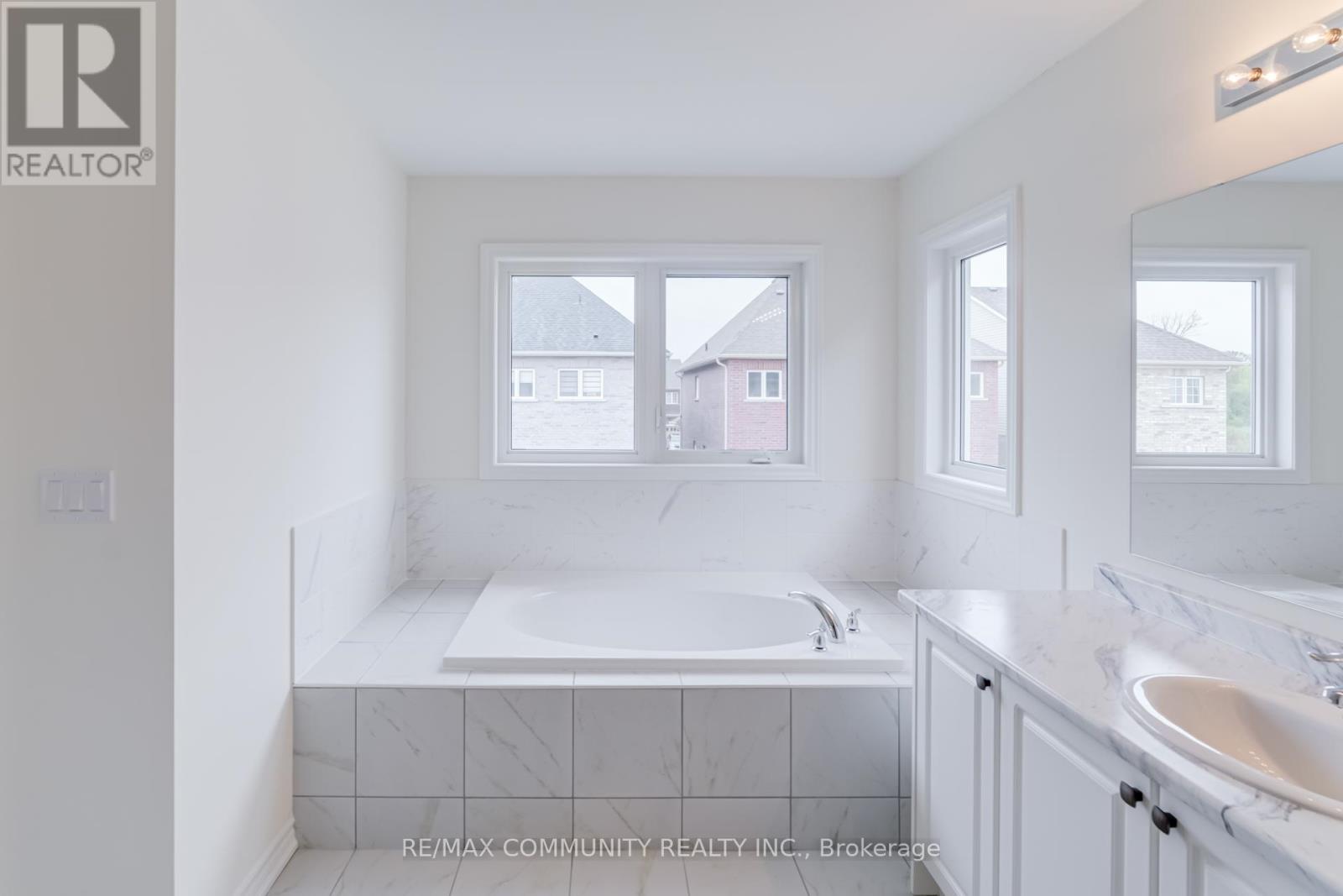 11 Grieve Street, Georgina, Ontario  L0E 1R0 - Photo 37 - N12174105