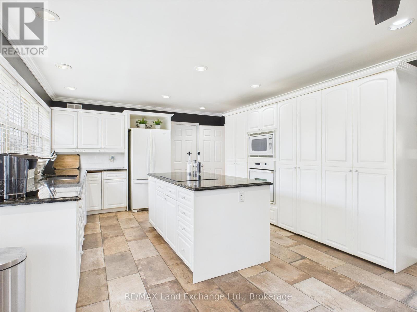 4 Eastwood Crescent, Kincardine, Ontario  N0G 2T0 - Photo 10 - X12187382