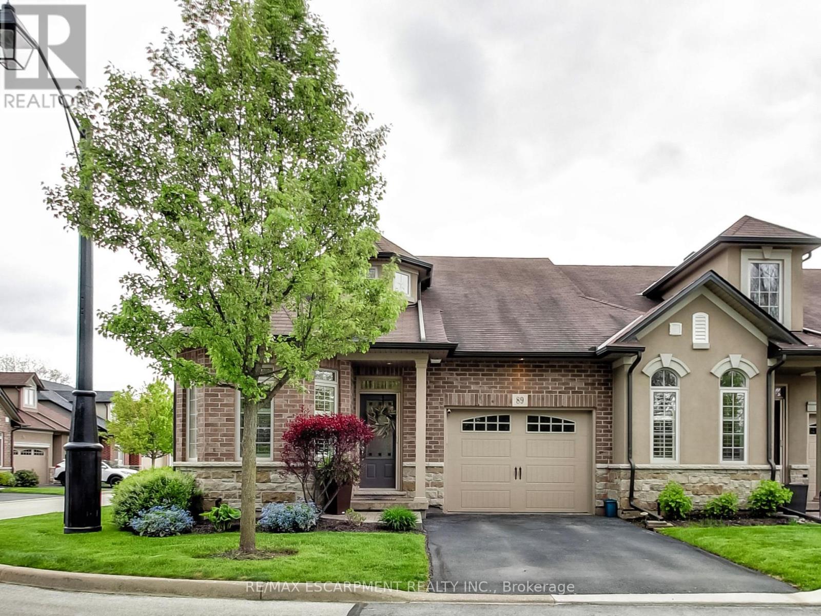 89 Toulon Avenue, Hamilton, Ontario  L9K 0E7 - Photo 2 - X12189204