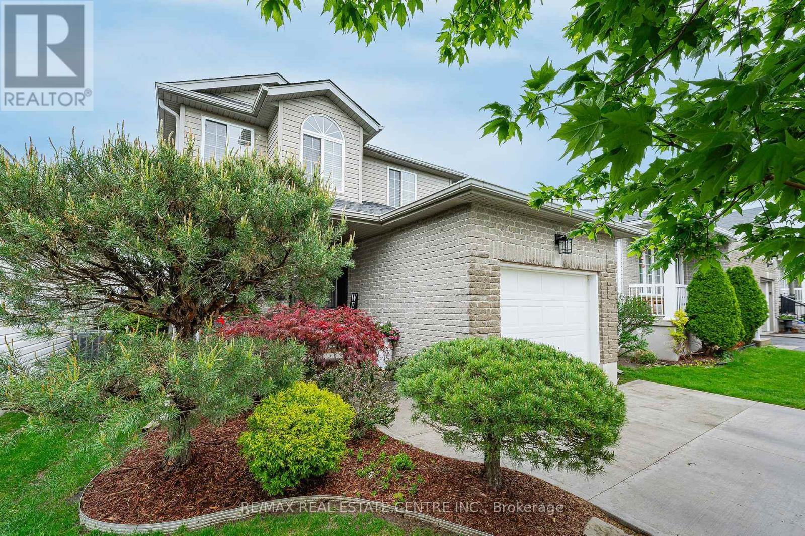 101 Edgemere Drive, Cambridge, Ontario  N1P 1E9 - Photo 3 - X12160543