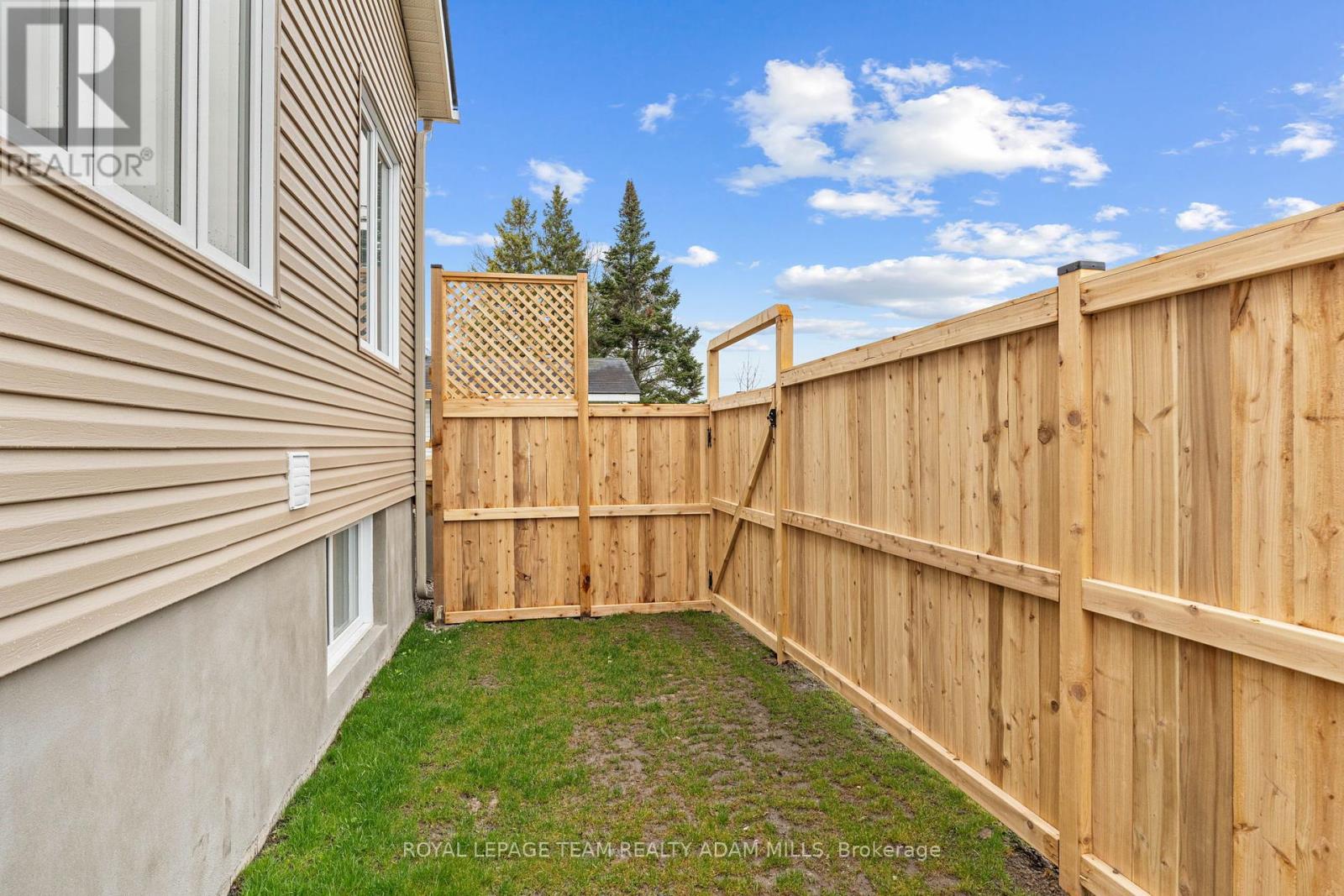 2 - 1696 Belcourt Boulevard, Ottawa, Ontario  K1C 1M4 - Photo 17 - X12189543