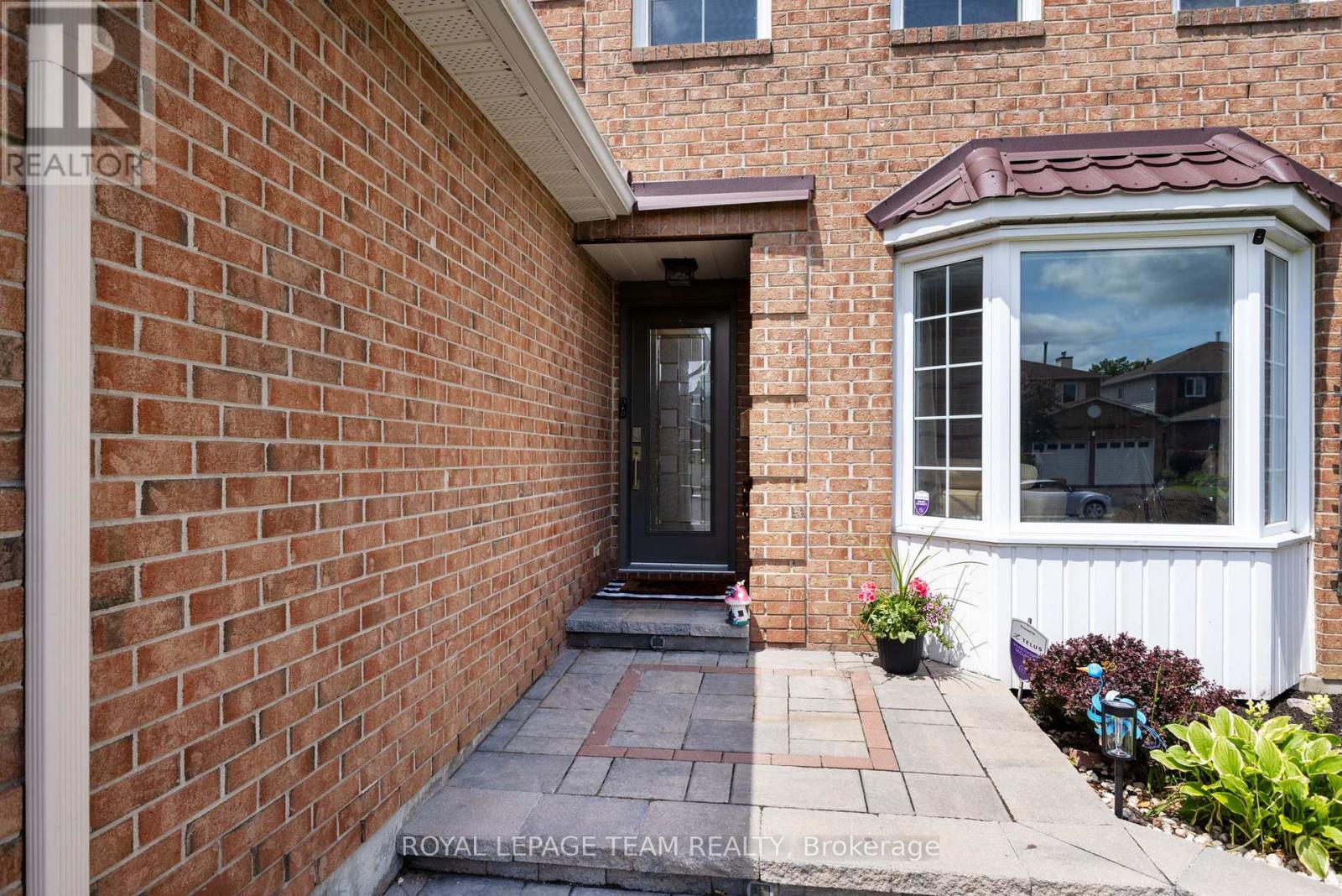 81 Chickasaw Crescent, Ottawa, Ontario  K2M 1M8 - Photo 3 - X12189618