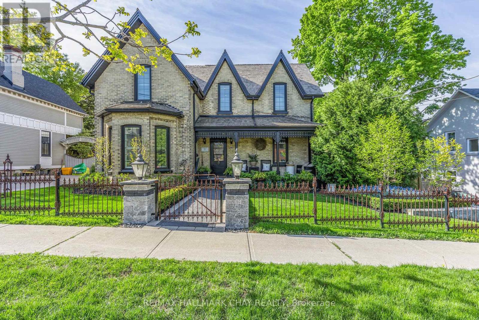 11 Catherine Avenue, Aurora (Aurora Village), Ontario  L4G 1K4 - Photo 3 - N12189061