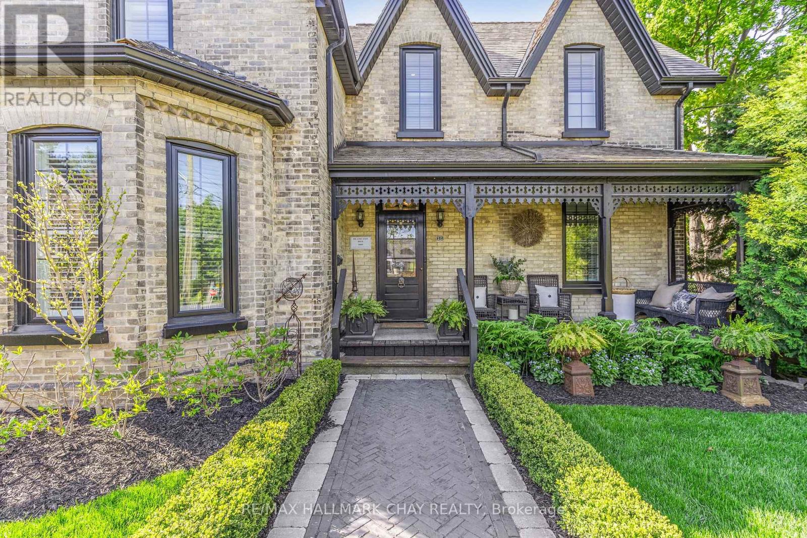 11 Catherine Avenue, Aurora (Aurora Village), Ontario  L4G 1K4 - Photo 4 - N12189061