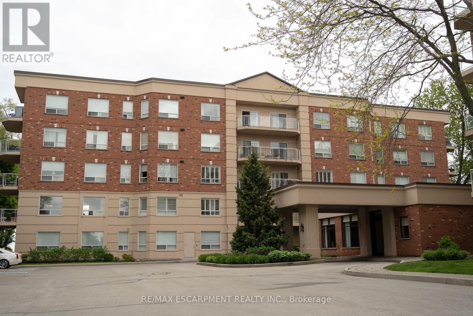102 - 5188 Lakeshore Road, Burlington, Ontario  L7L 6P4 - Photo 2 - W12096965