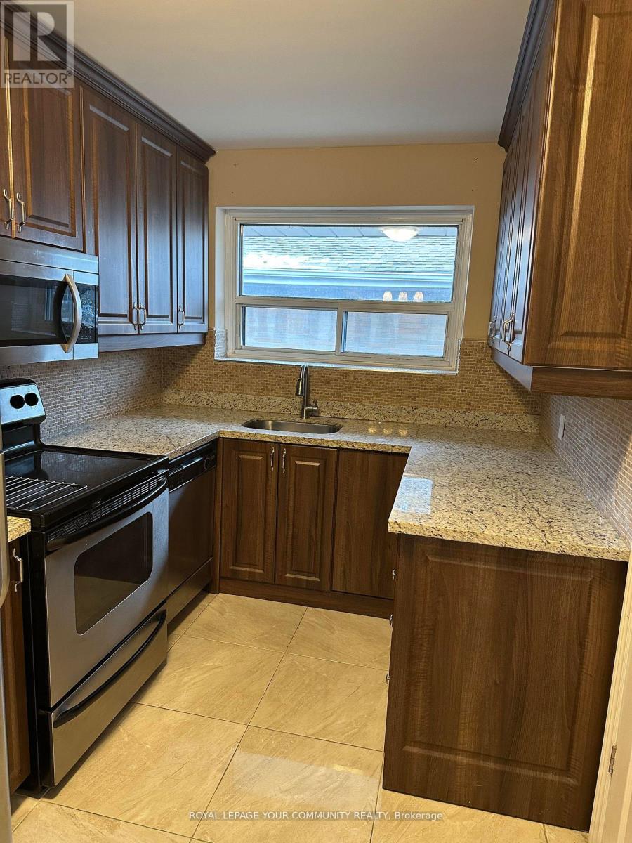 388 Allen Court, Richmond Hill (Crosby), Ontario  L4C 1G5 - Photo 5 - N12189373