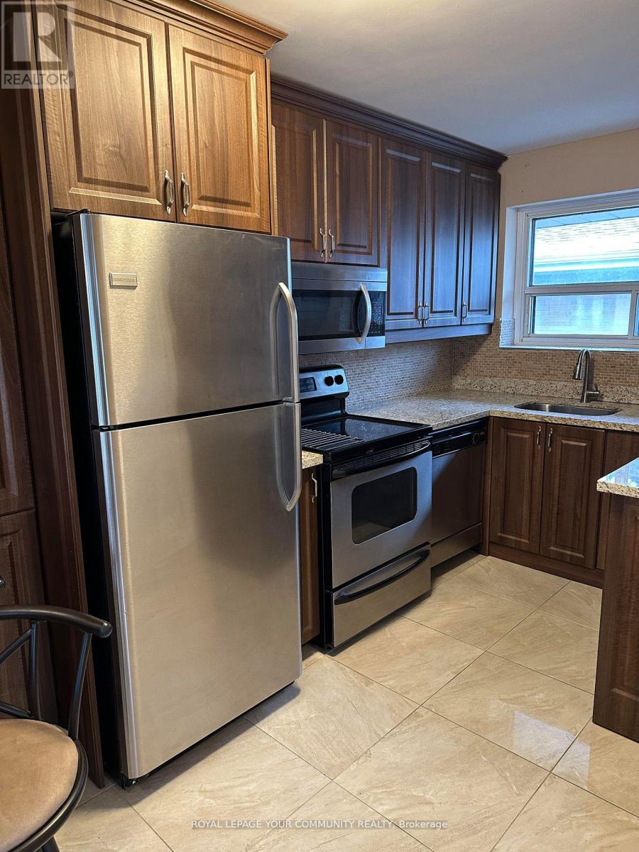 388 Allen Court, Richmond Hill (Crosby), Ontario  L4C 1G5 - Photo 6 - N12189373