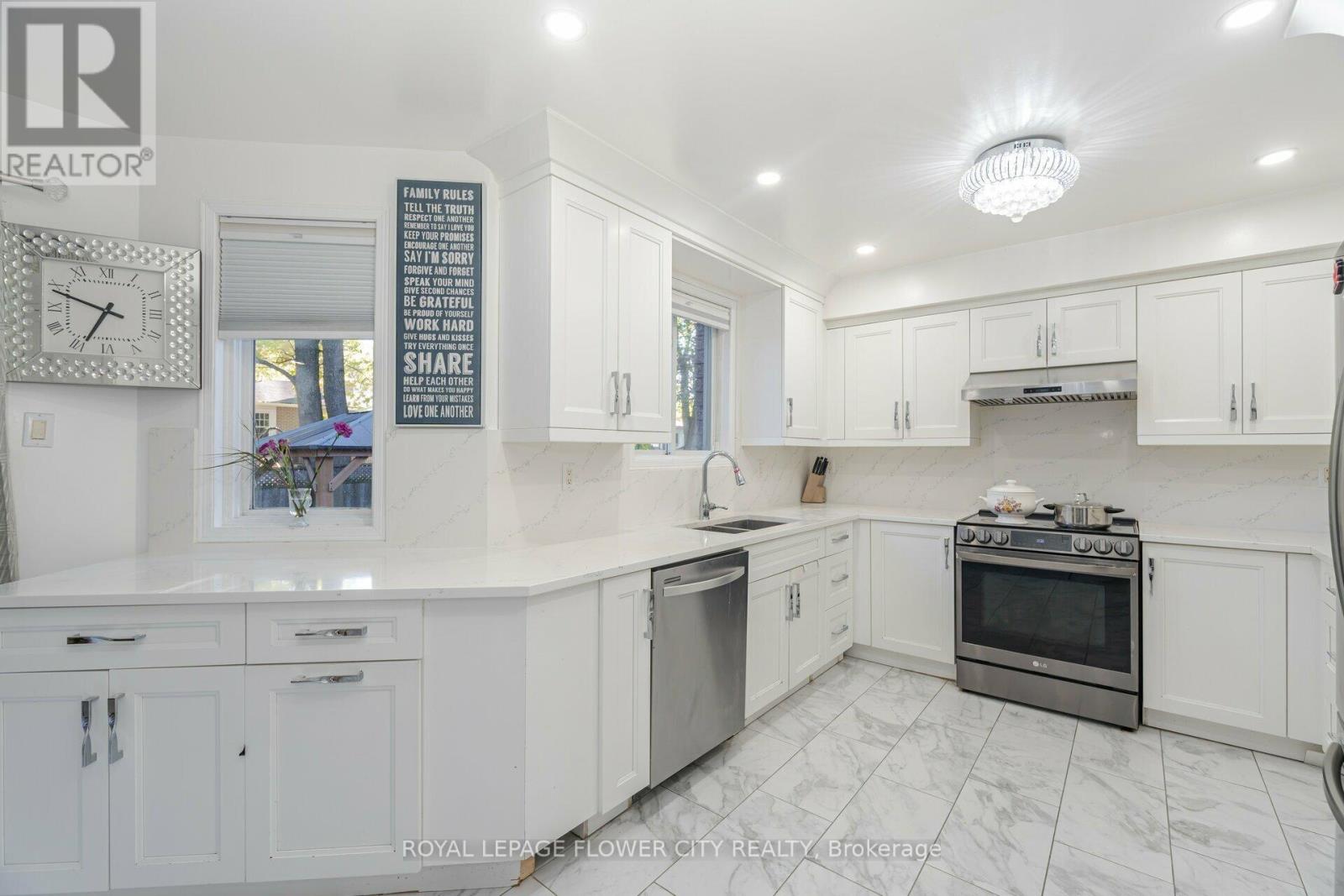 35 Jones Drive, Barrie, Ontario  L4M 6H7 - Photo 8 - S12189529