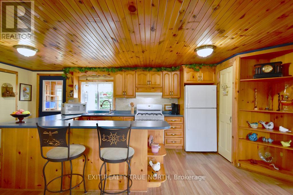 5632 Penetanguishene Road, Springwater, Ontario  L0L 1P0 - Photo 9 - S12189536