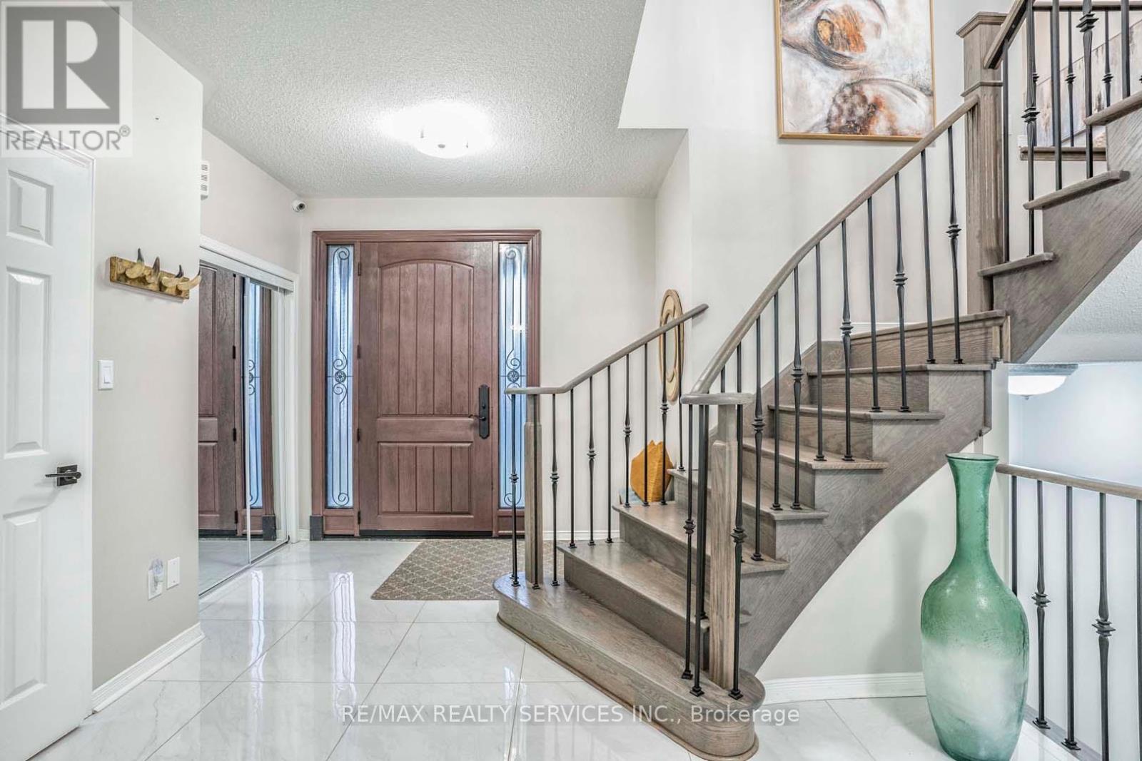3 Sailwind Road, Brampton, Ontario  L6R 2G3 - Photo 3 - W12189391