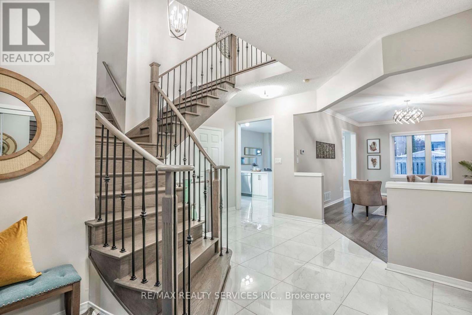 3 Sailwind Road, Brampton, Ontario  L6R 2G3 - Photo 4 - W12189391
