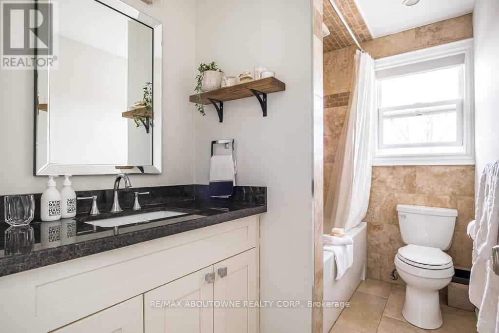 2015 Faversham Avenue, Burlington (Brant Hills), Ontario  L7P 1W5 - Photo 29 - W12189398