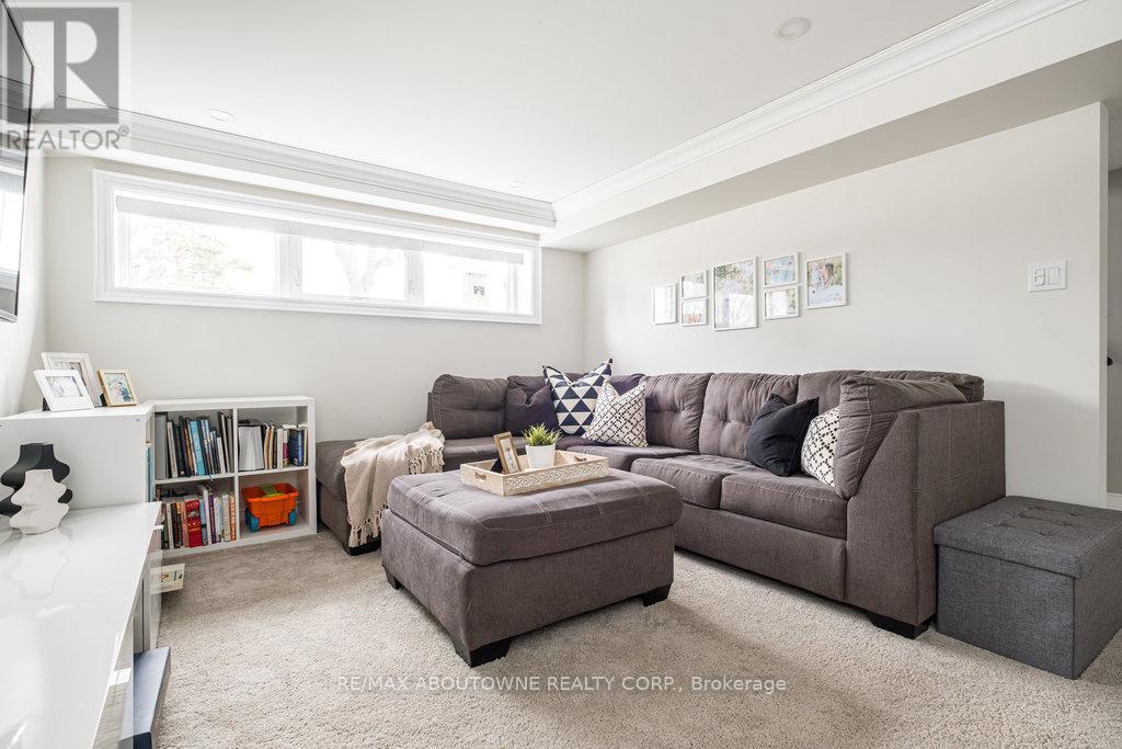 2015 Faversham Avenue, Burlington (Brant Hills), Ontario  L7P 1W5 - Photo 32 - W12189398